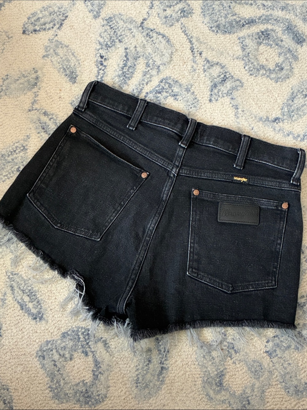 NWOT Women’s Wrangler Black Raw Hem Denim Shorts —- Size 25